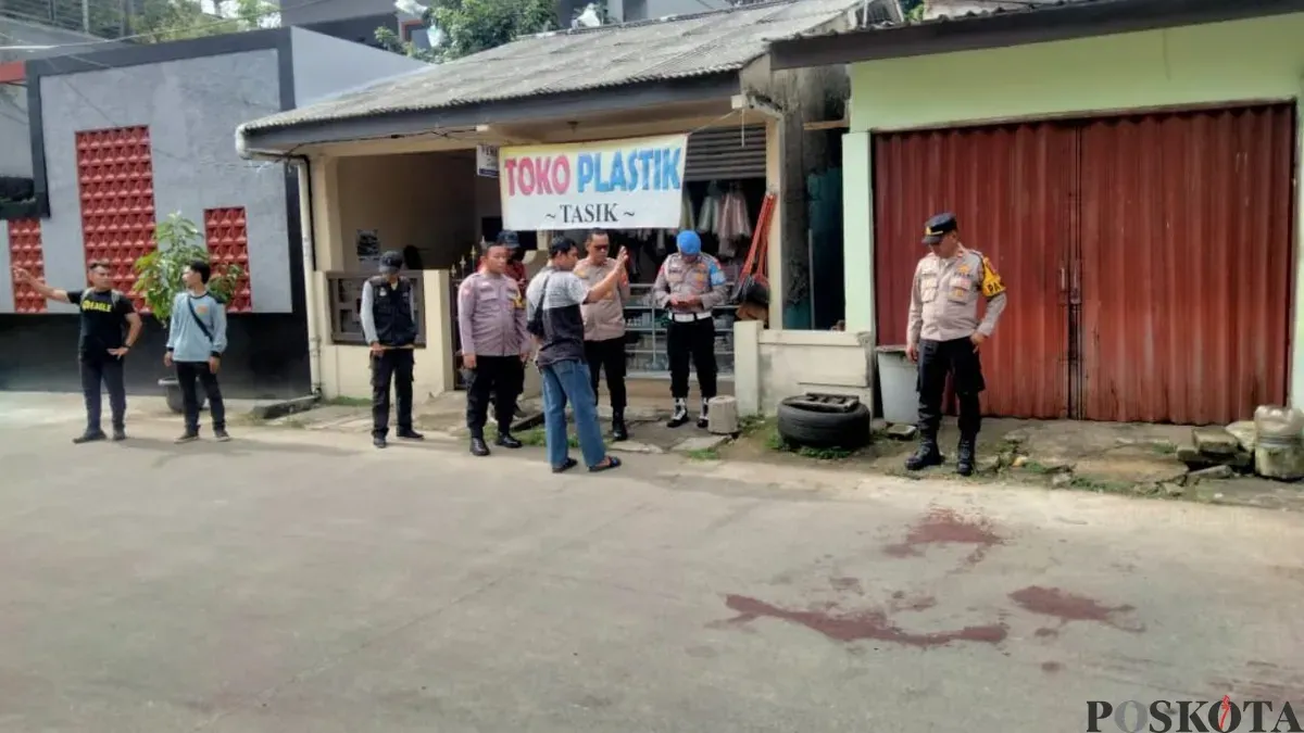 Bercak darah bekas pembacokan sopir ojek di Jalan Garuda 2 RT 09/RW 09, Kelurahan Pasir Gunung Selatan, Kecamatan Cimanggis, Kota Depok, Kamis, 8 Januari 2026. (Sumber: Poskota/Angga Pahlevi)