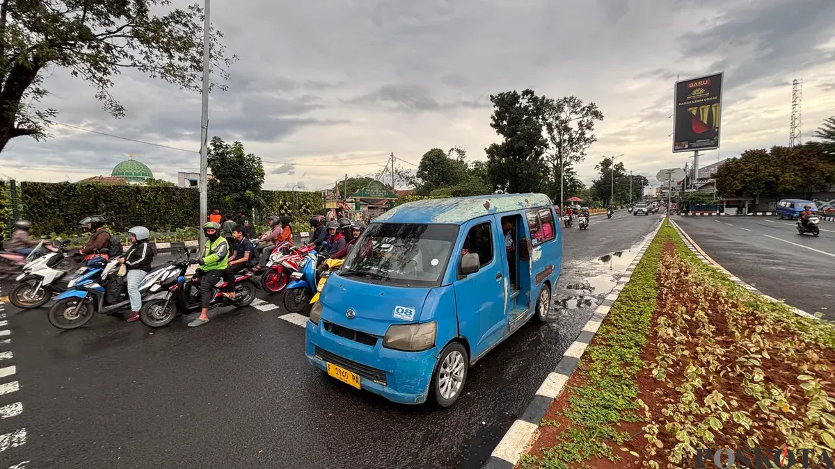 Ilustrasi - Angkot 08, jurusan Cibinong-Pasar Anyar beroperasi di Jalan Raya Bogor. (Sumber: Poskota/Giffar Rivana)