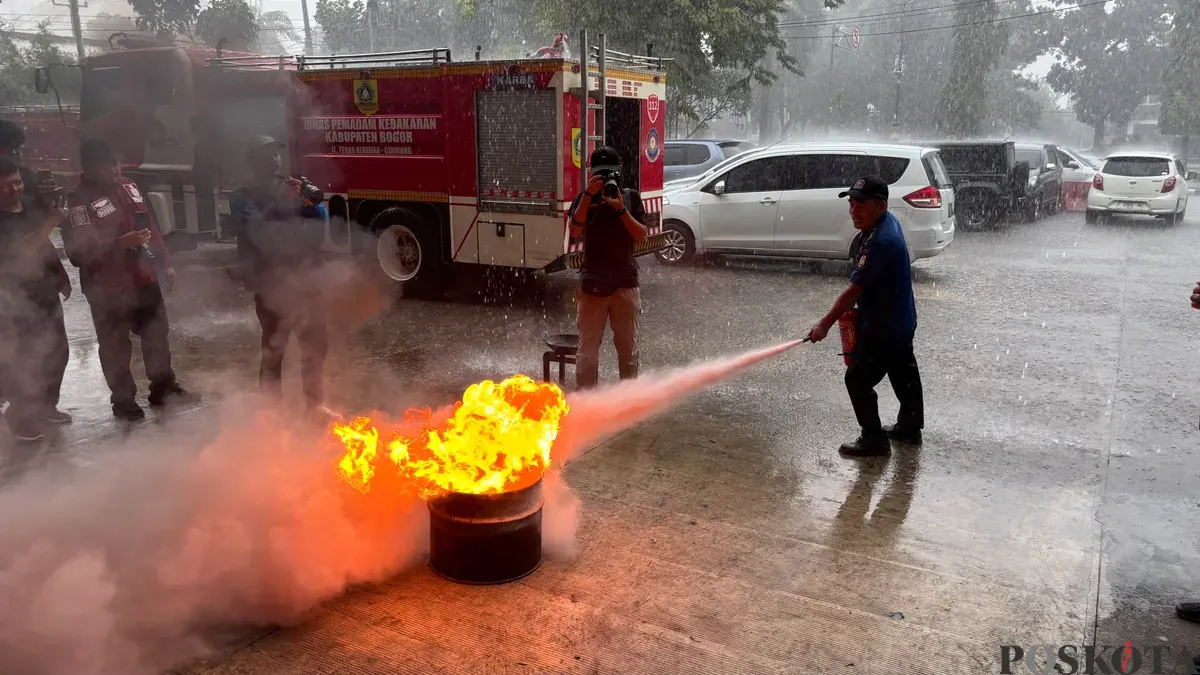 Petugas Damkar memberikan edukasi penanganan kebakaran kepada jurnalis di Mako Damkar, Cibinong, Jumat 9 Januari 2026. (Sumber: Poskota/Giffar Rivana)
