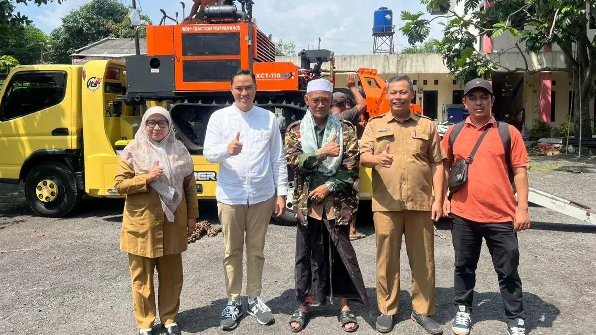 Anggota DPRD Jabar, Abdul Karim menyerahkan bantuan alat dan mesin pertanian (alsintan) kepada tiga kelompok tani di Kabupaten Cianjur. (Sumber: Dok. Istimewa)