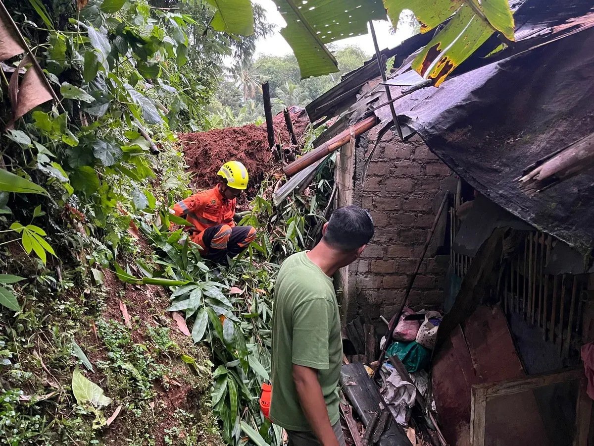 Petugas BPBD Kota Bogor mengevakuasi korban tertimbun material longsor di wilayah Mulyaharja, Kota Bogor. (Sumber: Istimewa)