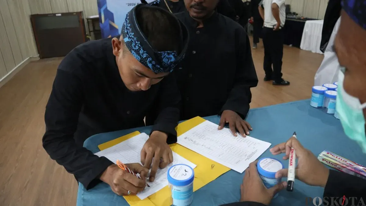 Petugas Rutan Kelas I Tangerang saat melaksanakan tes urine. (Sumber: Poskota/Veronica Prasetio)