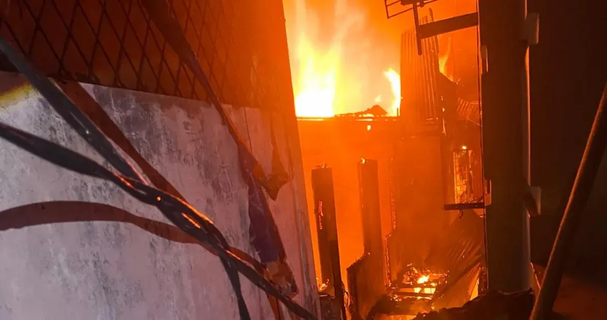 Kebakaran melahap bangunan rumah tinggal dan konveksi di RW 09 Kelurahan Jembatan Besi Kecamatan Tambora, Jakarta Barat, Minggu, 10 Januari 2026. (Sumber: Gurkarmat Jakarta Barat)