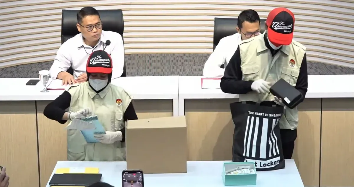 Konferensi pers Komisi Pemberantasan Korupsi (KPK) terkait penetapan lima orang sebagai tersangka dalam kasus suap pajak di Kantor Pelayanan Pajak (KPP) Madya Jakarta Utara, Minggu, 11 Januari 2026 (Sumber: YouTube/ KPK)