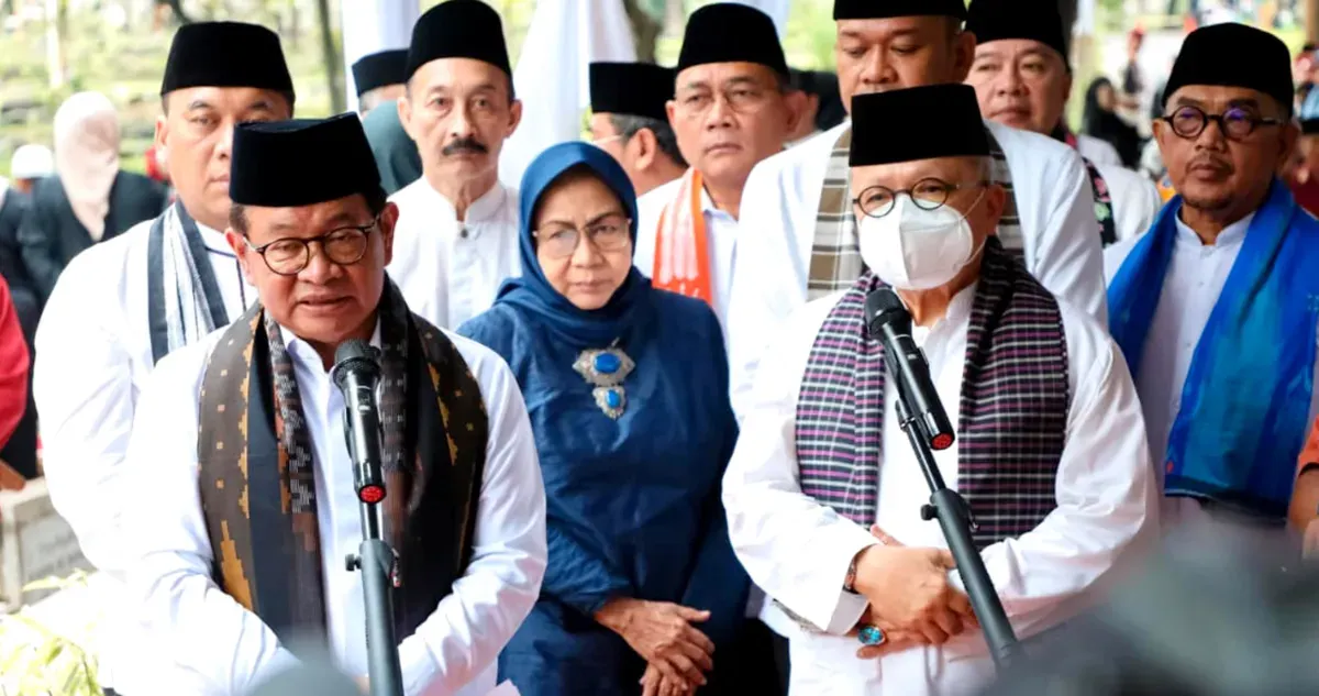 Gubernur DKI Jakarta, Pramono Anung (kiri) saat ziarah ke Makam M.H. Thamrin, Minggu, 11 Januari 2026 (Sumber: Kominfo)