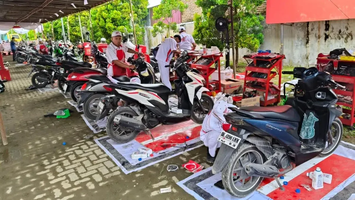 AHM bersama jaringan dealer Honda menyalurkan service motor gratis dan bantuan kebutuhan pokok bagi lebih dari 3.000 korban bencana di Aceh, Sumut, dan Sumbar. (Sumber: AHM)