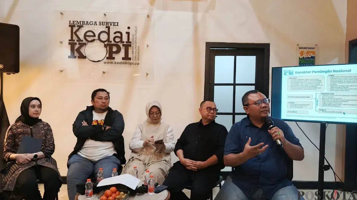 Founder Lembaga Survei KedaiKOPI, Hendri Satrio (kanan), saat membeberkan hasil risetnya di Tebet, Jakarta Selatan, Minggu, 11 Januari 2026. (Sumber: Poskota/Ali Mansur)