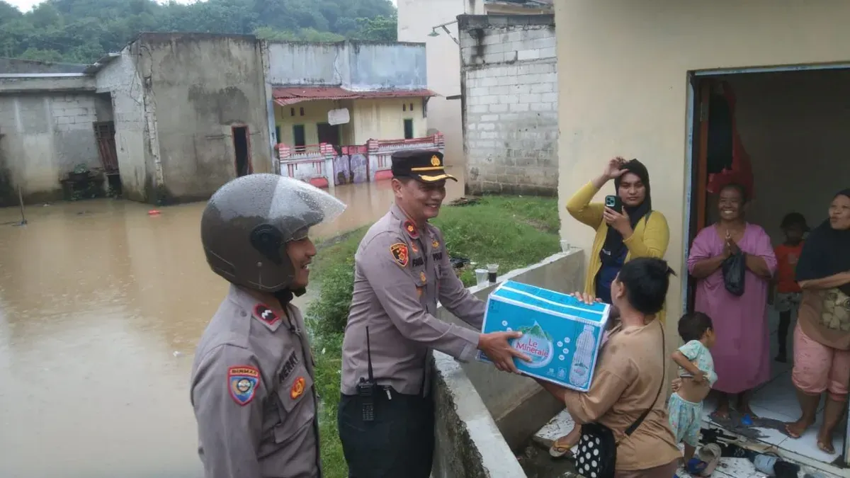 Bojongsari Kompol Fauzan bersama perangkat RT dan RW dan anggota turun mengecek lokasi banjir luapan Kali Pesanggrahan membuat banjir rumah warga di Perum Griya Alif dan diungsikan sementara. (Sumber: Dok. Polsek Bojongsari)