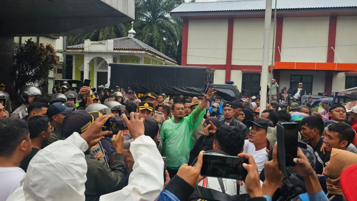 Demo menagih uang kompensasi di depan Kantor Kecamatan Cigudeg, Senin 12 Januari 2026. (Sumber: Istimewa)