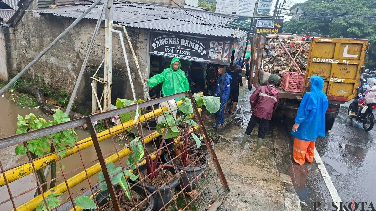 Wadanramil Sawangan Kapten Inf Sumarno turun langsung menangani luapan air Kali Angke hingga membanjiri masuk ke dalam kantor BJB dan Samsat Bojongsari Lama hingga pelayanan ditutup sementara waktu. (Sumber: Poskota/Angga Pahlevi)