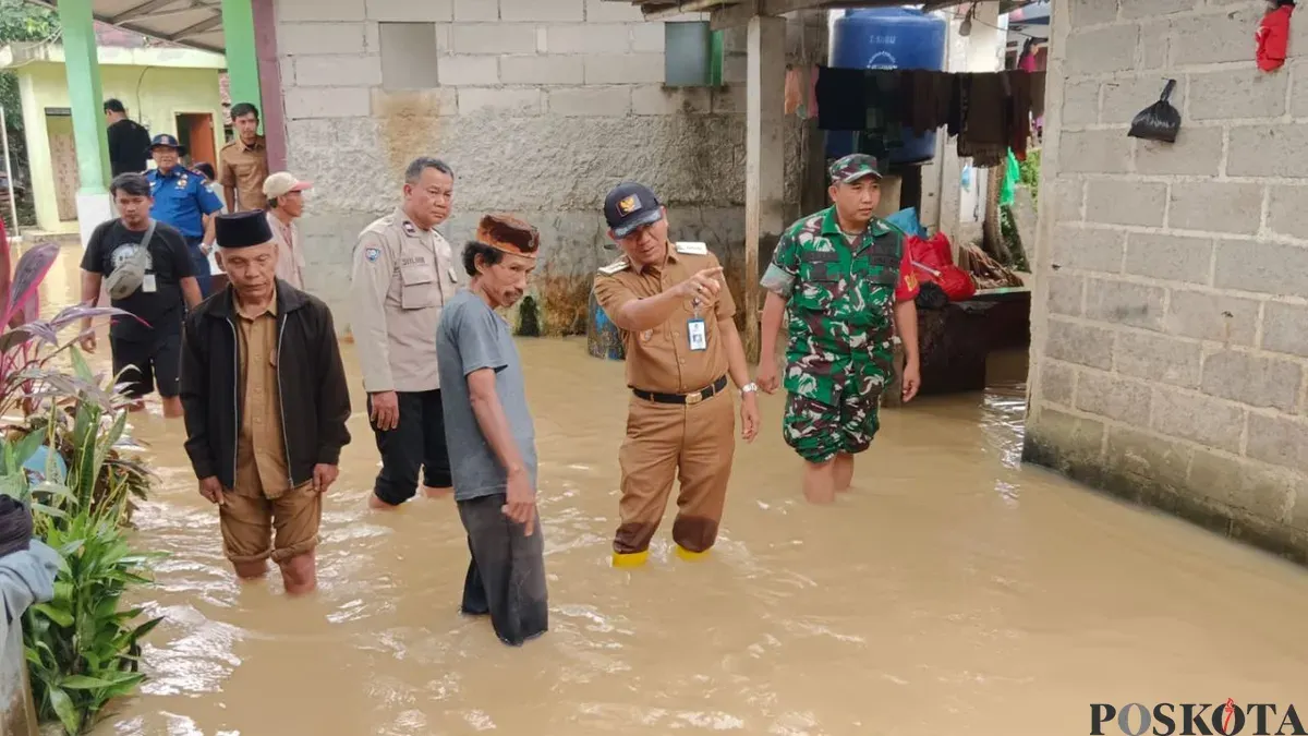 Camat Tigaraksa, Cucu Abdurrosyied meninjau titik banjir di Desa Margasari, Kecamatan Tigaraksa, Kabupaten Tangerang, Selasa, 13 Januari 2026. (Sumber: Poskota/Veronica Prasetio)
