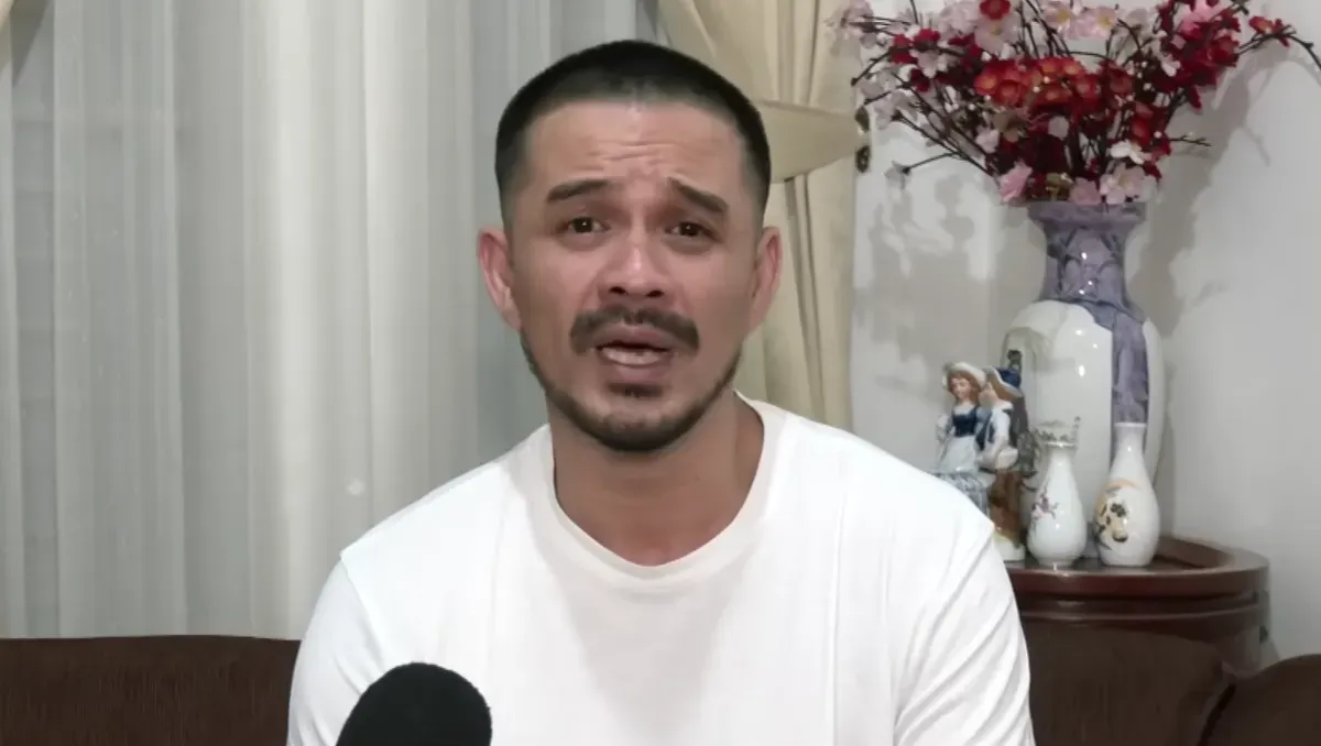 Roby Tremonti saat menyampaikan klarifikasi terbuka dalam program Star Update, menegaskan keinginannya mengakhiri konflik dan membersihkan nama baiknya. (Sumber: Youtube/@Starpro Indonesia)