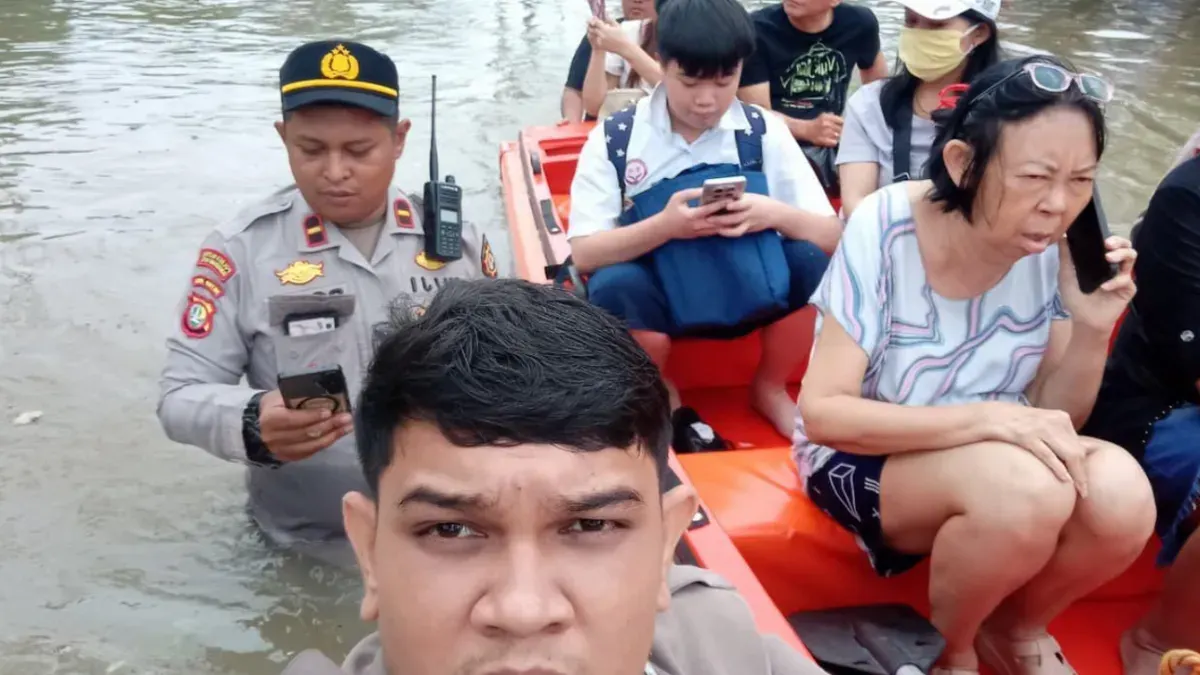 Proses evakuasi warga Perumahan Duta Bandara Permai, Kecamatan Kosambi, Kabupaten Tangerang. (Sumber: Polres Metro Tangerang)