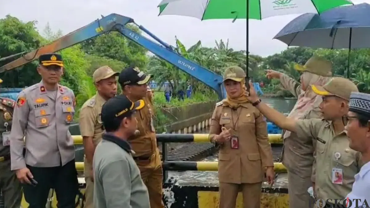 Wali Kota Jakarta Barat, Iin Mutmainnah saat meninjau pengerukan Kali Sepak di Kelurahan Kembangan Utara, Kembangan, Jakarta Barat, Selasa, 13 Januari 2026. (Sumber: Poskota/Pandi Ramedhan)