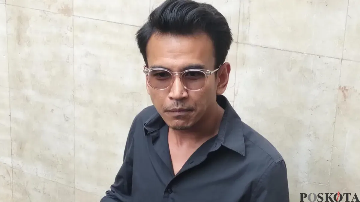 Younger, pelapor sekaligus korban, menjalani pemeriksaan perdana oleh penyidik terkait laporan yang menjerat pendiri Akademi Crypto, Timothy Ronald, di Polda Metro Jaya, Jakarta Selatan, Selasa, 13 Januari 2026. (Sumber: Poskota/Ali Mansur)