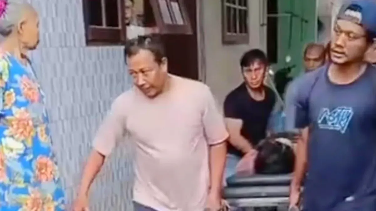 Tukang cilok di kawasan Basmol, Kembangan, Jakarta Barat bersimbah darah usai ditusuk rekannya pada Selasa, 13 Januari 2026 pagi. (Sumber: Istimewa)