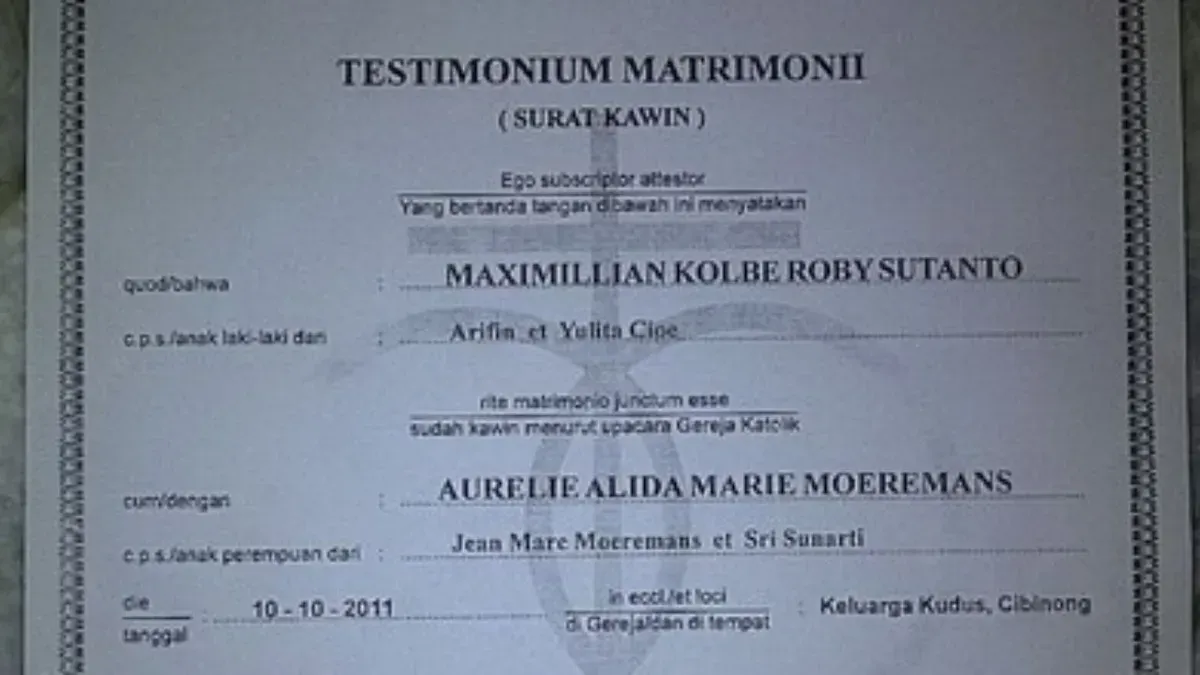 Testimonium Matrimonii atau surat kawin Aurelie dan Roby (Sumber: Threads/@iambitchious_)