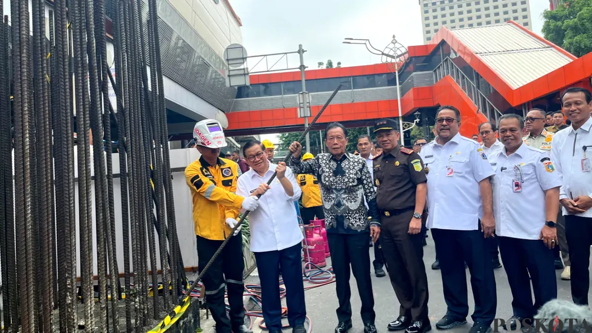 Pemprov DKI memulai pembongkaran 109 tiang monorel di sepanjang Jalan Rasuna Said, Jakarta Selatan pada Rabu, 14 Januari 2026. (Sumber: Poskota/Pandi Ramedhan)