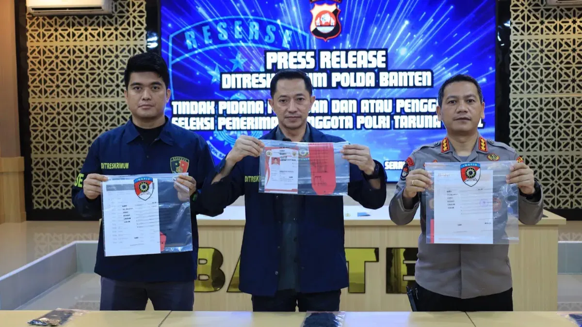 Dirreskrimum Polda Banten Kombes Dian Setyawan, menunjukkan barang bukti terkait dugaan penipuan dengan modus seleksi taruna Akademi Kepolisian (Akpol). (Sumber: Humas Polda Banten)