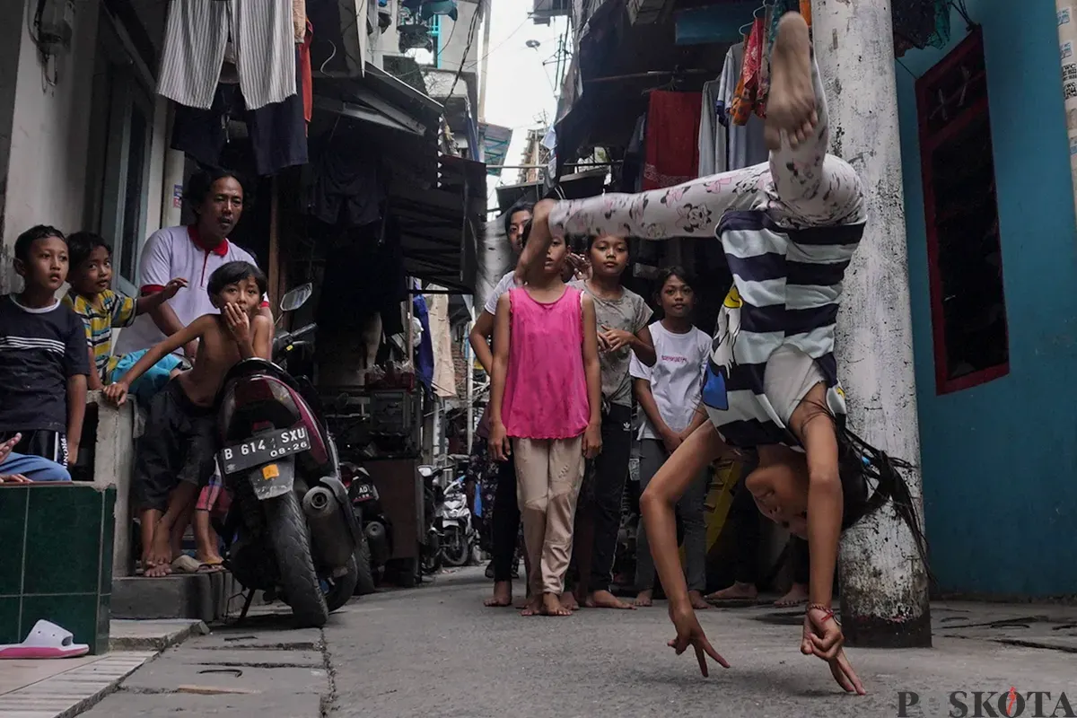 Seiring berjalannya waktu, anak-anak di lingkungan tersebut tertarik ikut berlatih dan membentuk komunitas akar rumput Indosalto yang tumbuh secara alami. (Sumber: Poskota/Bilal Nugraha Ginanjar)