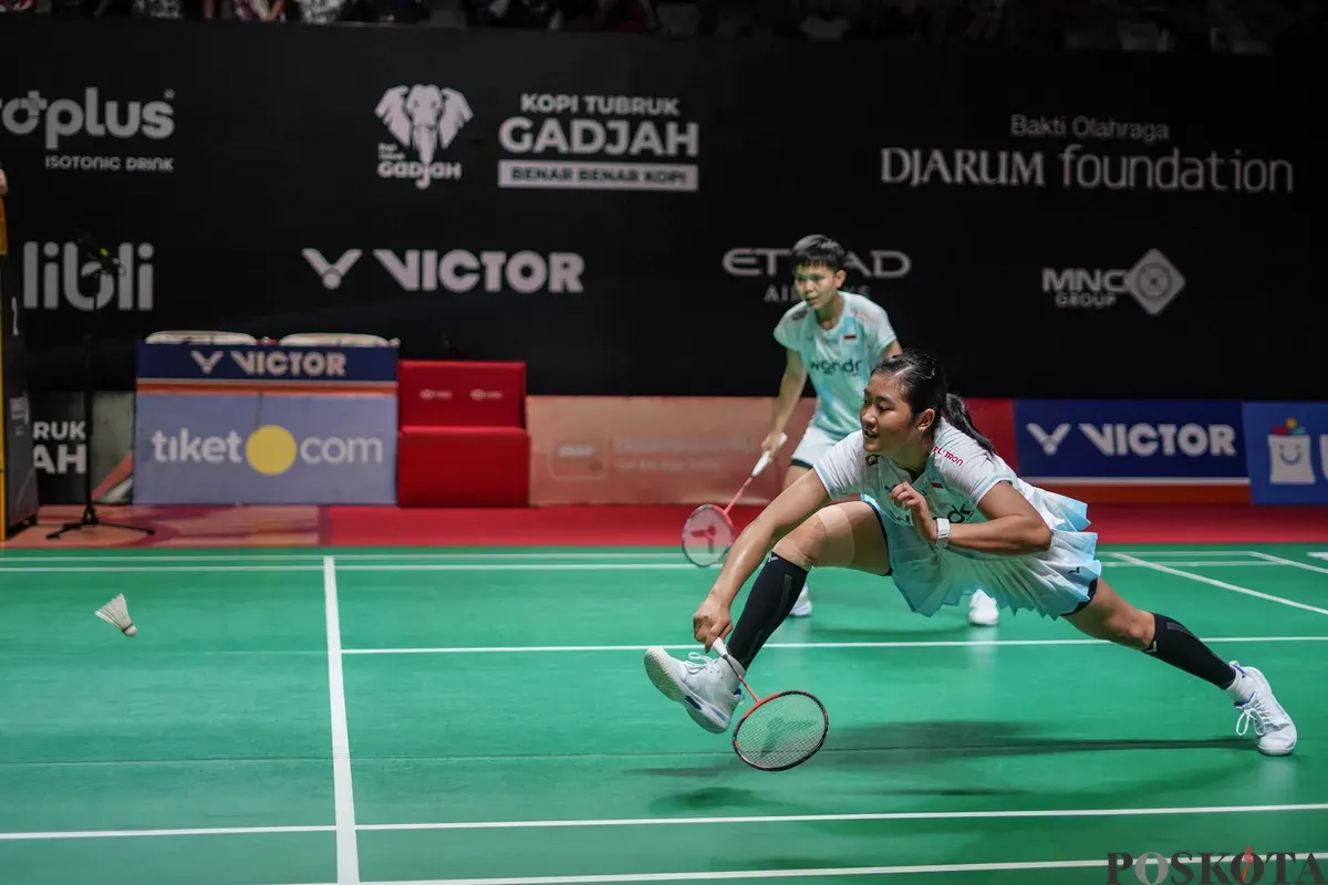 Pebulu tangkis ganda putri Indonesia Amalia Cahaya Pratiwi, Siti Fadia Silvia mengembalikan kok ke arah pebulu tangkis Thailand Ornnicha Jongsathapornparn, Sukita Suwachai pada babak 32 besar ganda putri Daihatsu Indonesia Masters 2026 di Istora Senayan, Jakarta, Selasa, 20 Januari 2025. (Sumber: Poskota/Bilal Nugraha Ginanjar)