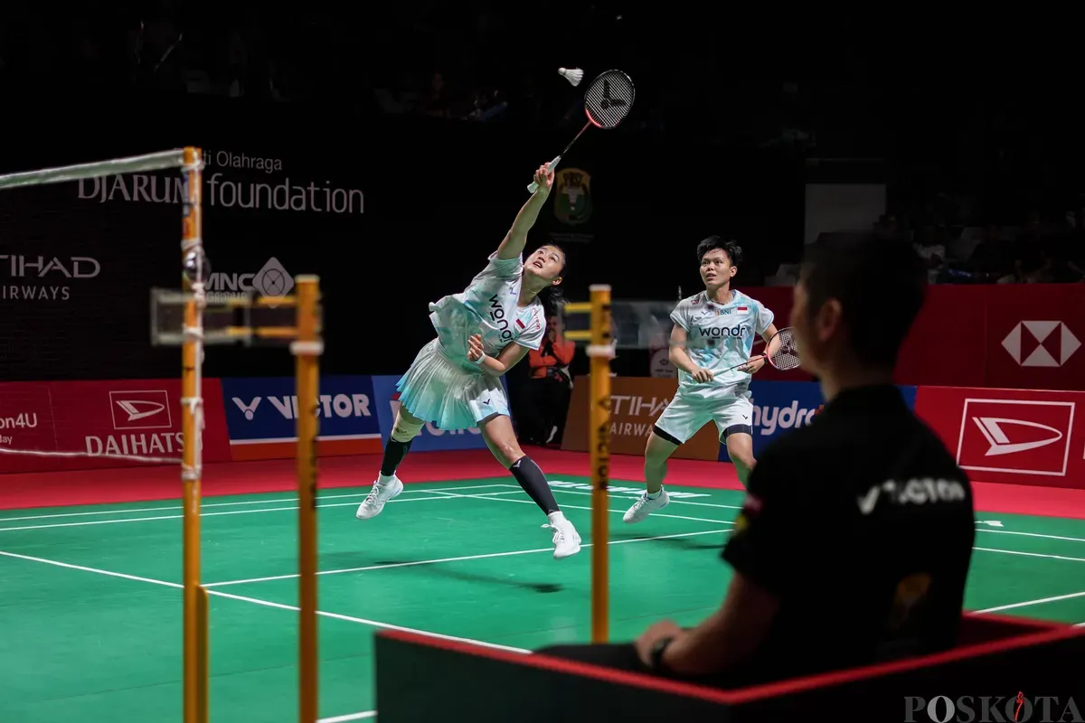 Pebulu tangkis ganda putri Indonesia Amalia Cahaya Pratiwi, Siti Fadia Silvia mengembalikan kok ke arah pebulu tangkis Thailand Ornnicha Jongsathapornparn, Sukita Suwachai pada babak 32 besar ganda putri Daihatsu Indonesia Masters 2026 di Istora Senayan, Jakarta, Selasa, 20 Januari 2025. (Sumber: Poskota/Bilal Nugraha Ginanjar)