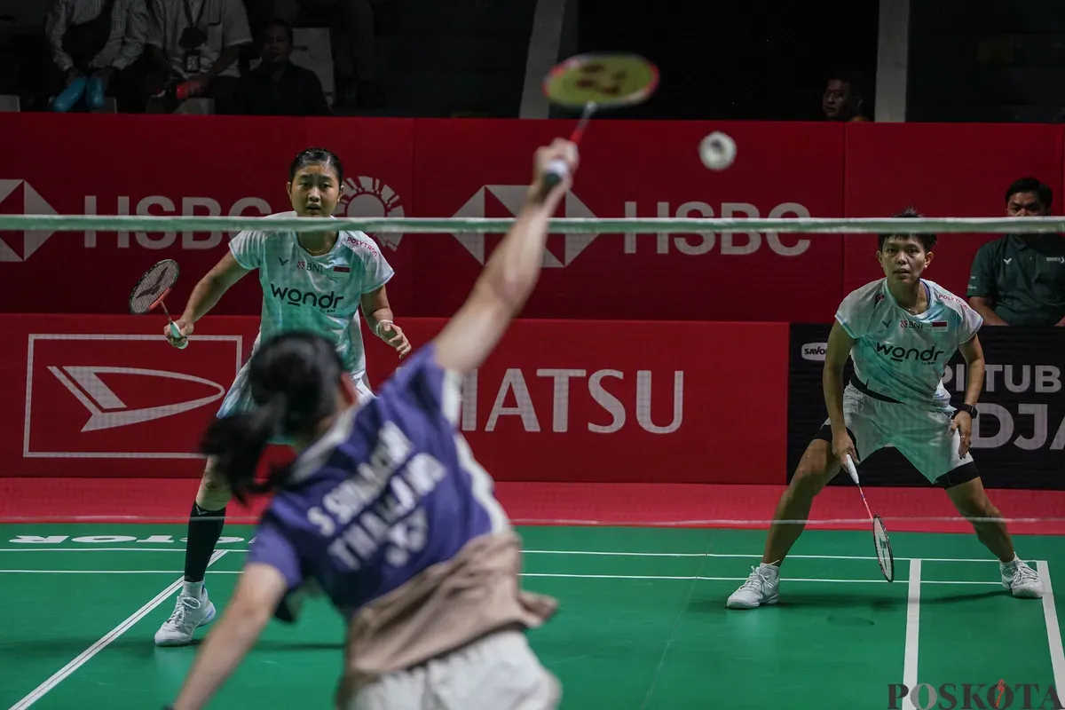 Pebulu tangkis ganda putri Indonesia Amalia Cahaya Pratiwi, Siti Fadia Silvia mengembalikan kok ke arah pebulu tangkis Thailand Ornnicha Jongsathapornparn, Sukita Suwachai pada babak 32 besar ganda putri Daihatsu Indonesia Masters 2026 di Istora Senayan, Jakarta, Selasa, 20 Januari 2025. (Sumber: Poskota/Bilal Nugraha Ginanjar)