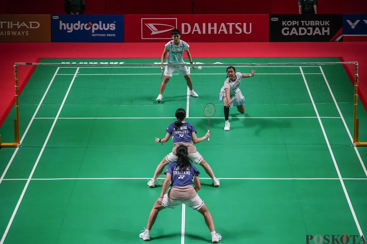 Pebulu tangkis ganda putri Indonesia Amalia Cahaya Pratiwi, Siti Fadia Silvia mengembalikan kok ke arah pebulu tangkis Thailand Ornnicha Jongsathapornparn, Sukita Suwachai pada babak 32 besar ganda putri Daihatsu Indonesia Masters 2026 di Istora Senayan, Jakarta, Selasa, 20 Januari 2025. (Sumber: Poskota/Bilal Nugraha Ginanjar)