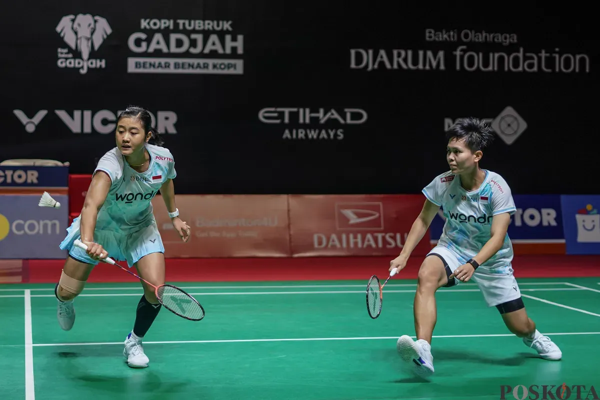 Pebulu tangkis ganda putri Indonesia Amalia Cahaya Pratiwi, Siti Fadia Silvia mengembalikan kok ke arah pebulu tangkis Thailand Ornnicha Jongsathapornparn, Sukita Suwachai pada babak 32 besar ganda putri Daihatsu Indonesia Masters 2026 di Istora Senayan, Jakarta, Selasa, 20 Januari 2025. (Sumber: Poskota/Bilal Nugraha Ginanjar)