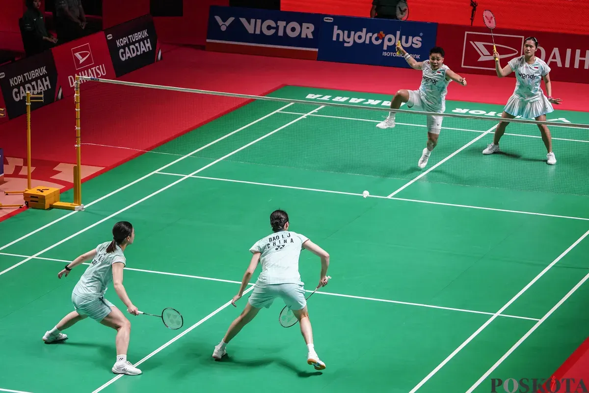 Pebulu tangkis ganda putri Indonesia Apriyani Rahayu, Lanny Tria Mayasari mengembalikan kok ke arah pebulu tangkis China Bao Li Jing, Li Yi Jing pada babak 32 besar ganda putri Daihatsu Indonesia Masters 2026 di Istora Senayan, Jakarta, Selasa, 20 Januari 2025. (Sumber: Poskota/Bilal Nugraha Ginanjar)