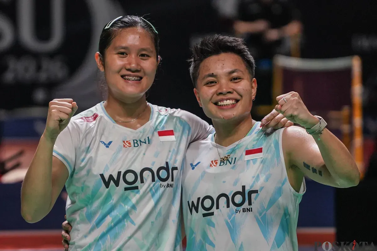 Pebulu tangkis ganda putri Indonesia Apriyani Rahayu, Lanny Tria Mayasari mengembalikan kok ke arah pebulu tangkis China Bao Li Jing, Li Yi Jing pada babak 32 besar ganda putri Daihatsu Indonesia Masters 2026 di Istora Senayan, Jakarta, Selasa, 20 Januari 2025. (Sumber: Poskota/Bilal Nugraha Ginanjar)
