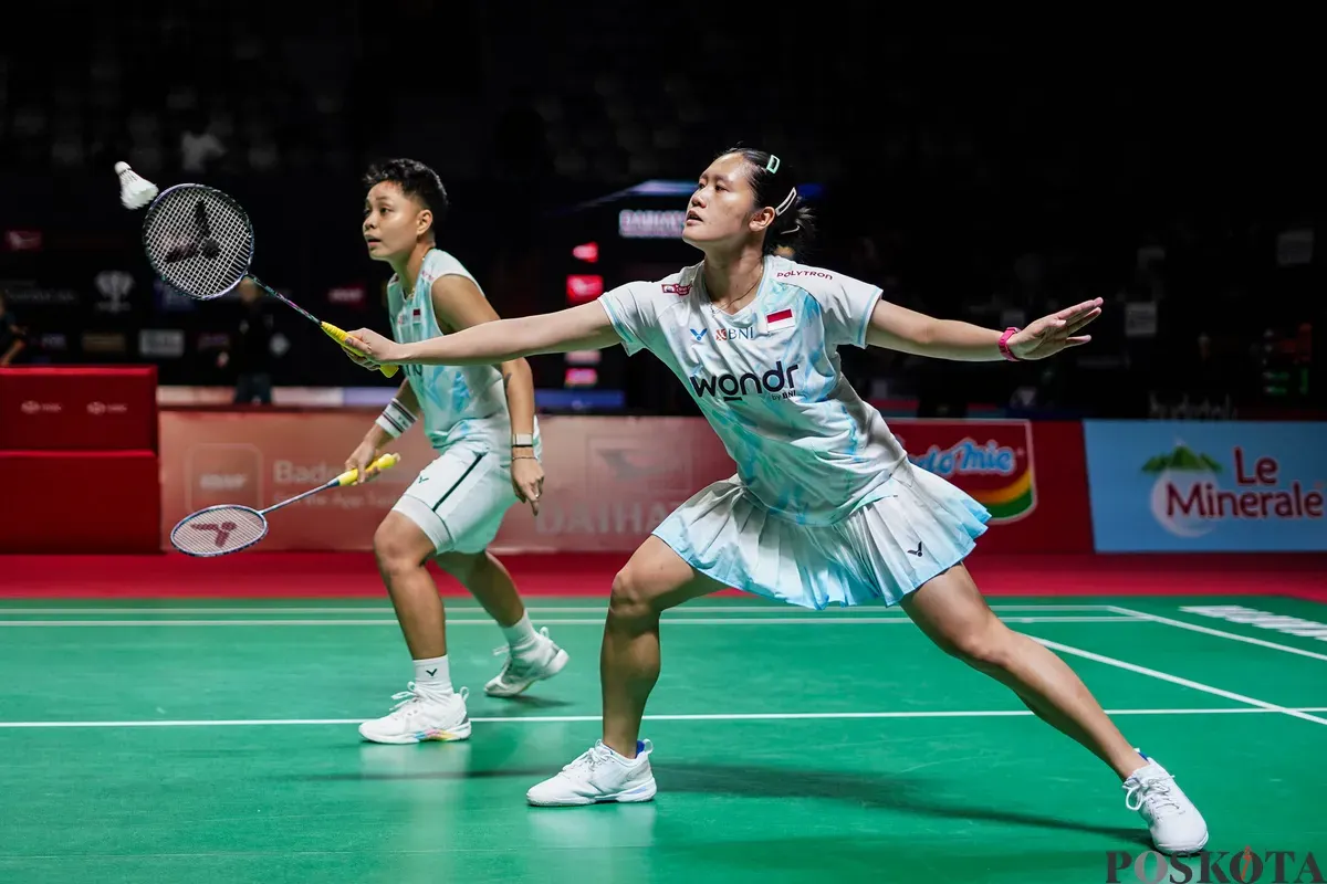 Pebulu tangkis ganda putri Indonesia Apriyani Rahayu, Lanny Tria Mayasari mengembalikan kok ke arah pebulu tangkis China Bao Li Jing, Li Yi Jing pada babak 32 besar ganda putri Daihatsu Indonesia Masters 2026 di Istora Senayan, Jakarta, Selasa, 20 Januari 2025. (Sumber: Poskota/Bilal Nugraha Ginanjar)