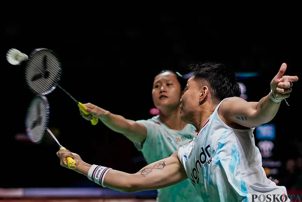 Pebulu tangkis ganda putri Indonesia Apriyani Rahayu, Lanny Tria Mayasari mengembalikan kok ke arah pebulu tangkis China Bao Li Jing, Li Yi Jing pada babak 32 besar ganda putri Daihatsu Indonesia Masters 2026 di Istora Senayan, Jakarta, Selasa, 20 Januari 2025. (Sumber: Poskota/Bilal Nugraha Ginanjar)