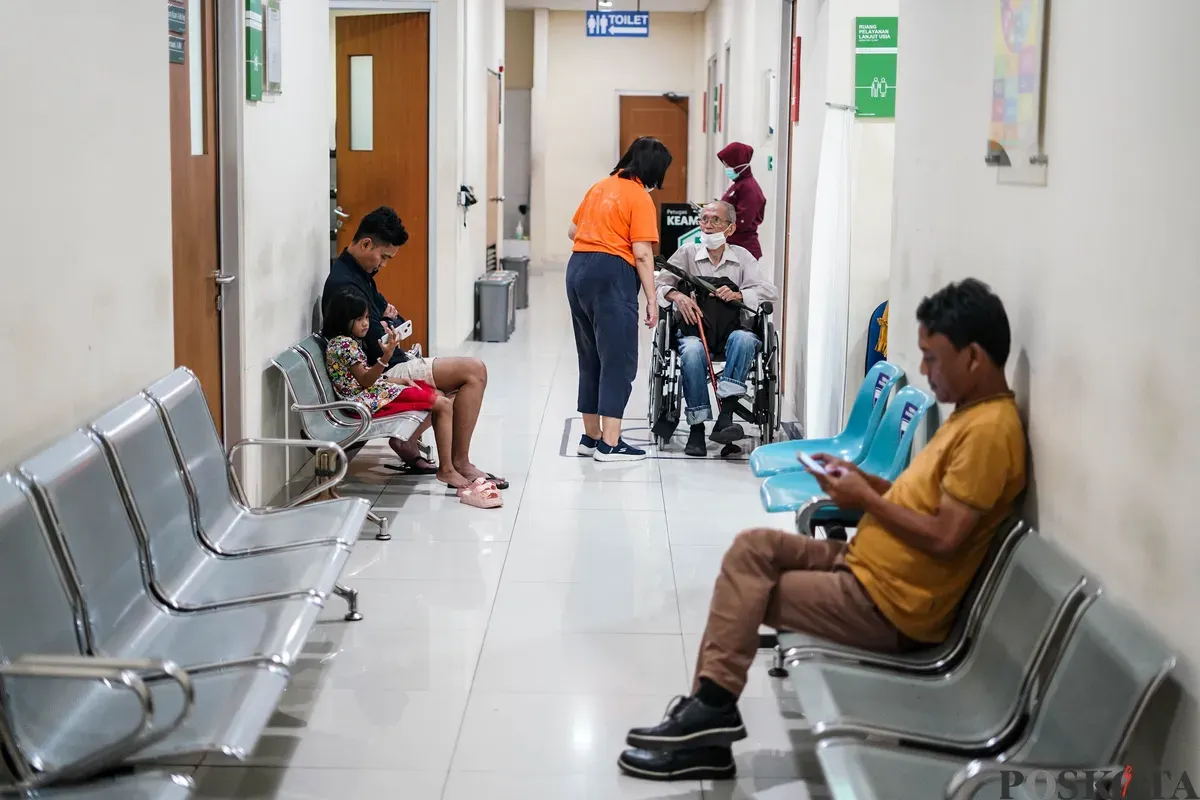Warga mengantre berobat di Puskesmas Gambir, Jakarta, Selasa, 20 Januari 2025. (Sumber: Poskota/Bilal Nugraha Ginanjar)