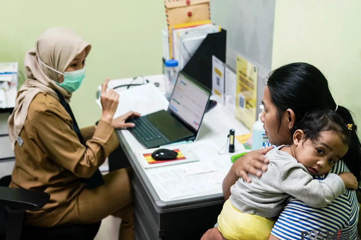 Dokter memeriksa pasien yang berobat di Puskesmas Gambir, Jakarta, Selasa, 20 Januari 2025. (Sumber: Poskota/Bilal Nugraha Ginanjar)