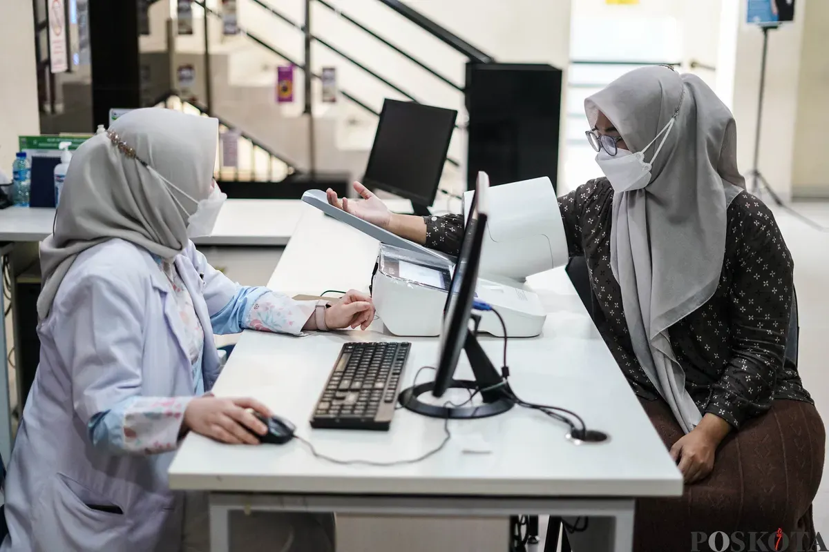 Dokter memeriksa pasien yang berobat di Puskesmas Gambir, Jakarta, Selasa, 20 Januari 2025. (Sumber: Poskota/Bilal Nugraha Ginanjar)