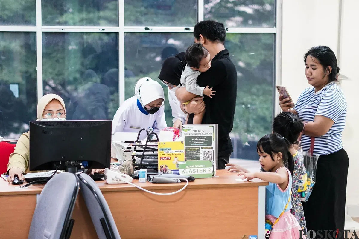 Dokter memeriksa pasien yang berobat di Puskesmas Gambir, Jakarta, Selasa, 20 Januari 2025. (Sumber: Poskota/Bilal Nugraha Ginanjar)
