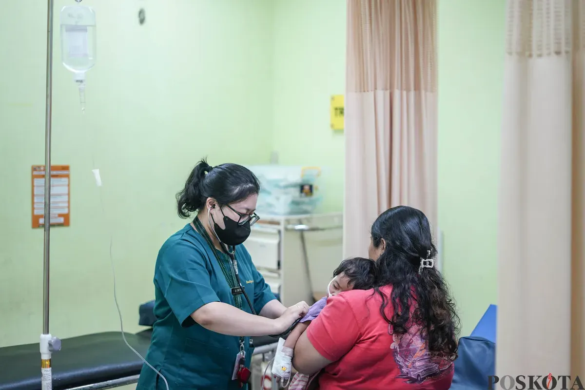 Dokter memeriksa pasien yang berobat di Puskesmas Gambir, Jakarta, Selasa, 20 Januari 2025. (Sumber: Poskota/Bilal Nugraha Ginanjar)
