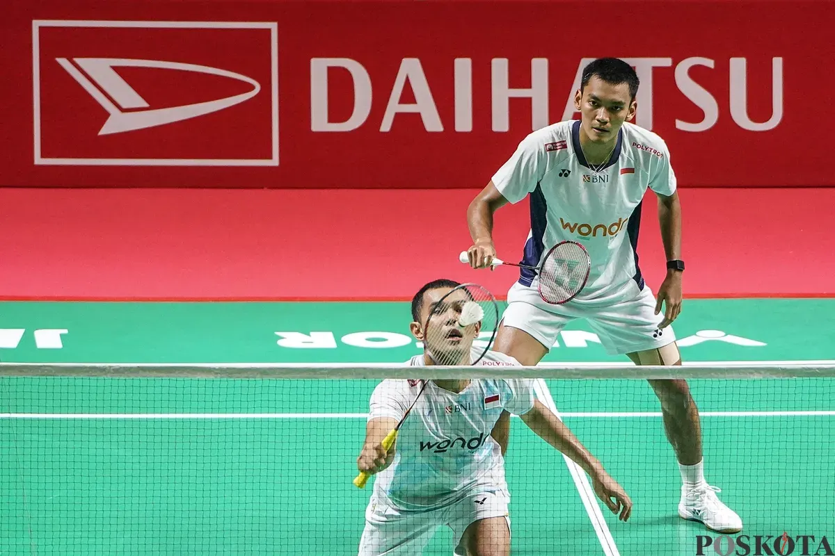 Pebulu tangkis ganda putra Indonesia Fajar Alfian, Muhammad Shohibul Fikri mengembalikan kok ke arah pebulu tangkis China Taipe Chen Zhi Ray, Lin Yu Chieh pada babak kualifikasi ganda putra Daihatsu Indonesia Masters 2026 di Istora Senayan, Jakarta, Selasa, 20 Januari 2026. (Sumber: Poskota/Bilal Nugraha Ginanjar)