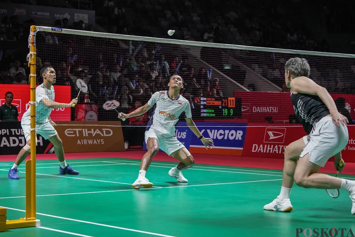 Pebulu tangkis ganda putra Indonesia Fajar Alfian, Muhammad Shohibul Fikri mengembalikan kok ke arah pebulu tangkis China Taipe Chen Zhi Ray, Lin Yu Chieh pada babak kualifikasi ganda putra Daihatsu Indonesia Masters 2026 di Istora Senayan, Jakarta, Selasa, 20 Januari 2026. (Sumber: Poskota/Bilal Nugraha Ginanjar)