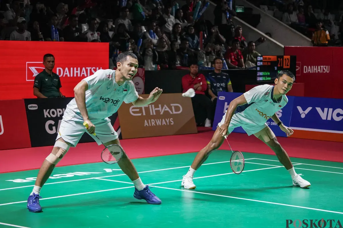 Pebulu tangkis ganda putra Indonesia Fajar Alfian, Muhammad Shohibul Fikri mengembalikan kok ke arah pebulu tangkis China Taipe Chen Zhi Ray, Lin Yu Chieh pada babak kualifikasi ganda putra Daihatsu Indonesia Masters 2026 di Istora Senayan, Jakarta, Selasa, 20 Januari 2026. (Sumber: Poskota/Bilal Nugraha Ginanjar)