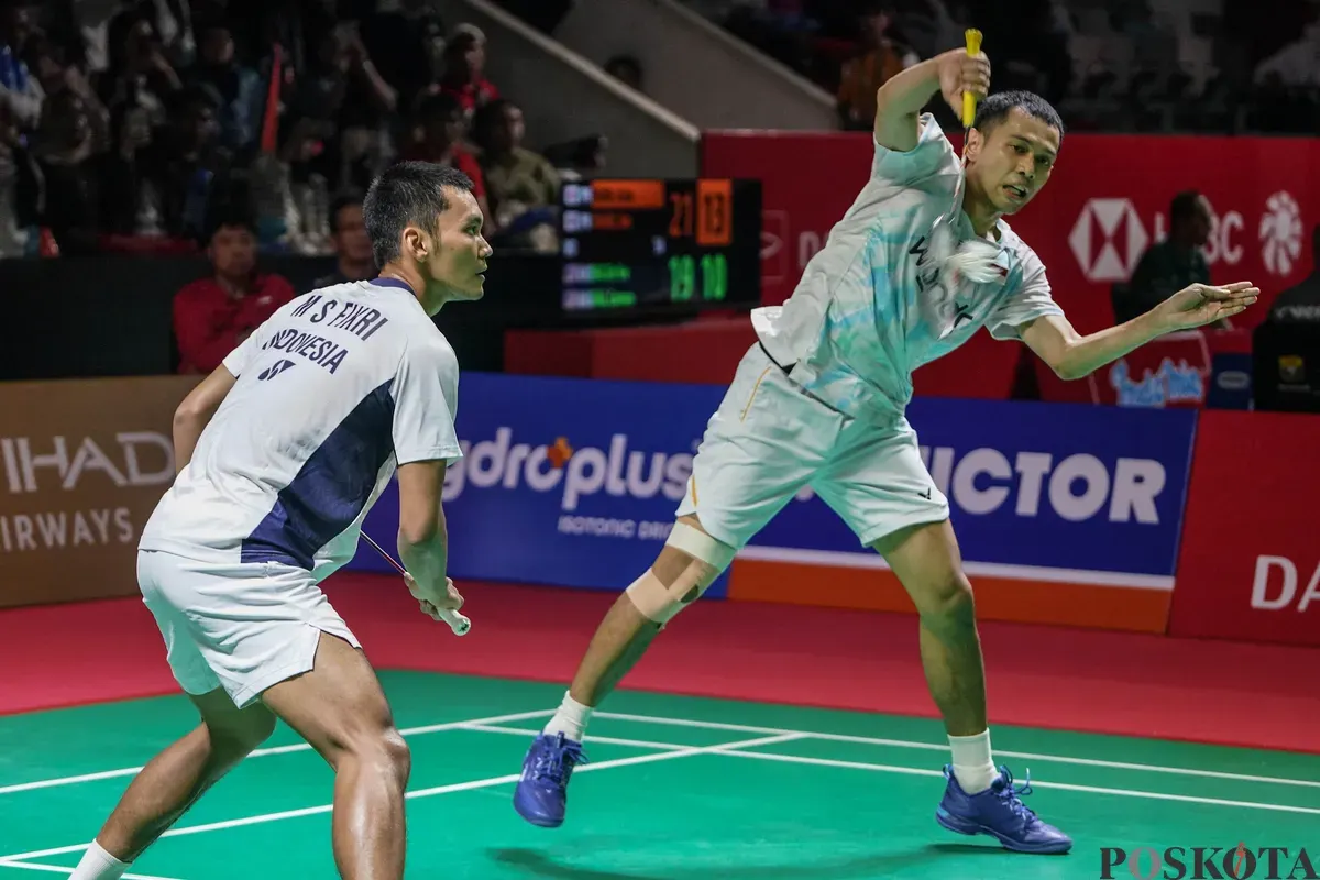 Pebulu tangkis ganda putra Indonesia Fajar Alfian, Muhammad Shohibul Fikri mengembalikan kok ke arah pebulu tangkis China Taipe Chen Zhi Ray, Lin Yu Chieh pada babak kualifikasi ganda putra Daihatsu Indonesia Masters 2026 di Istora Senayan, Jakarta, Selasa, 20 Januari 2026. (Sumber: Poskota/Bilal Nugraha Ginanjar)