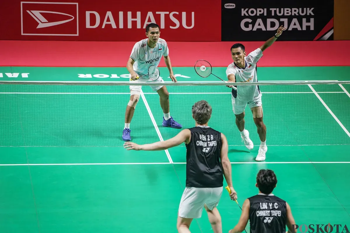 Pebulu tangkis ganda putra Indonesia Fajar Alfian, Muhammad Shohibul Fikri mengembalikan kok ke arah pebulu tangkis China Taipe Chen Zhi Ray, Lin Yu Chieh pada babak kualifikasi ganda putra Daihatsu Indonesia Masters 2026 di Istora Senayan, Jakarta, Selasa, 20 Januari 2026. (Sumber: Poskota/Bilal Nugraha Ginanjar)
