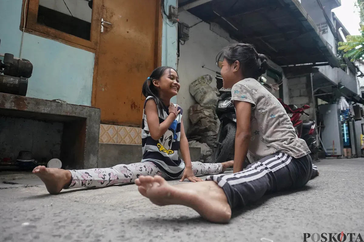 Mereka berlatih gerakan dasar seperti plank, pull up hingga mengangkat barbel sebelum menguasai tendangan atau salto. (Sumber: Poskota/Bilal Nugraha Ginanjar)