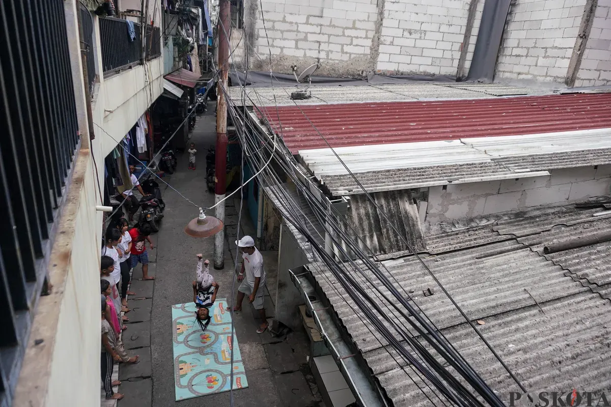 Lokasi latihan berada di gang sempit berukuran 2 meter, yang terletak di Jalan Pluit Dalam III, Penjaringan, Jakarta, Kamis, 8 Januari 2026. (Sumber: Poskota/Bilal Nugraha Ginanjar)