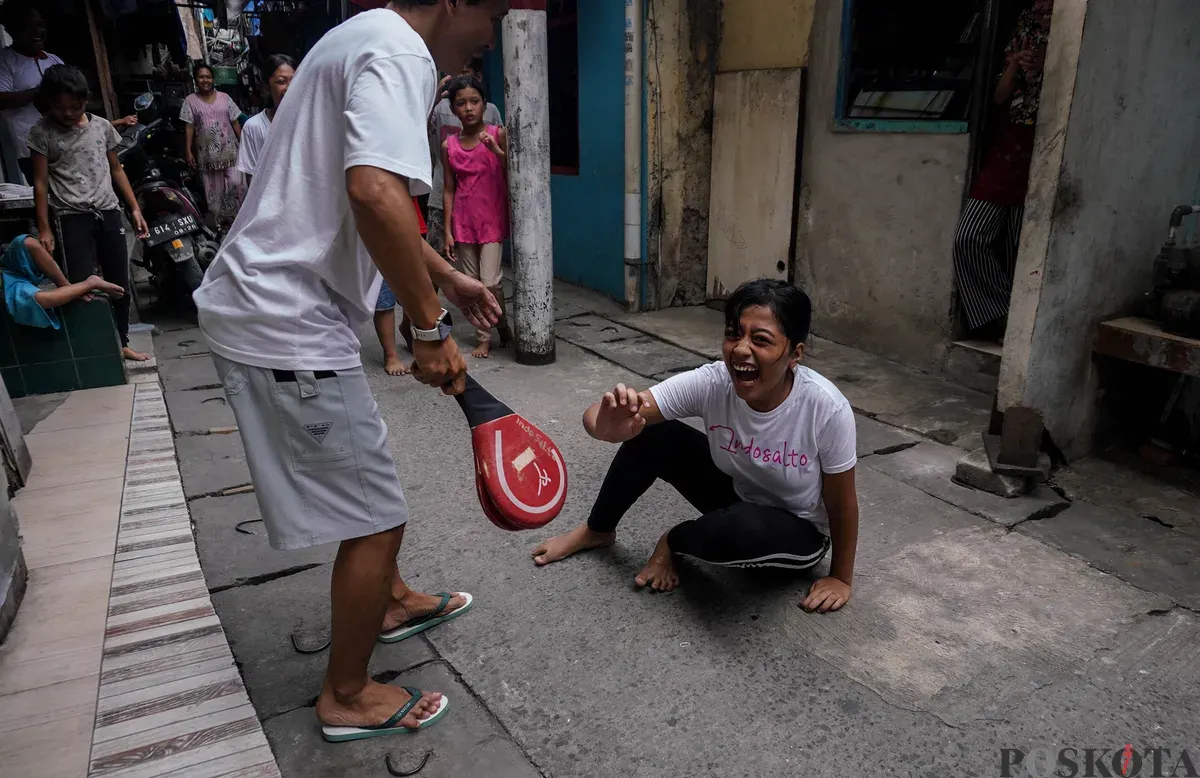 Sebagai pelatih, Yoga tak menargetkan anak asuhnya menjadi atlet, namun ingin membuka kemungkinan baru lewat keterampilan. (Sumber: Poskota/Bilal Nugraha Ginanjar)