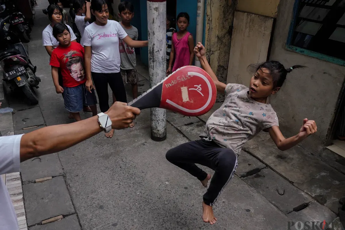Yoga menjelaskan keberanian saja tidak cukup, anak-anak butuh waktu yang cukup lama untuk bisa menguasai satu gerakan. (Sumber: Poskota/Bilal Nugraha Ginanjar)