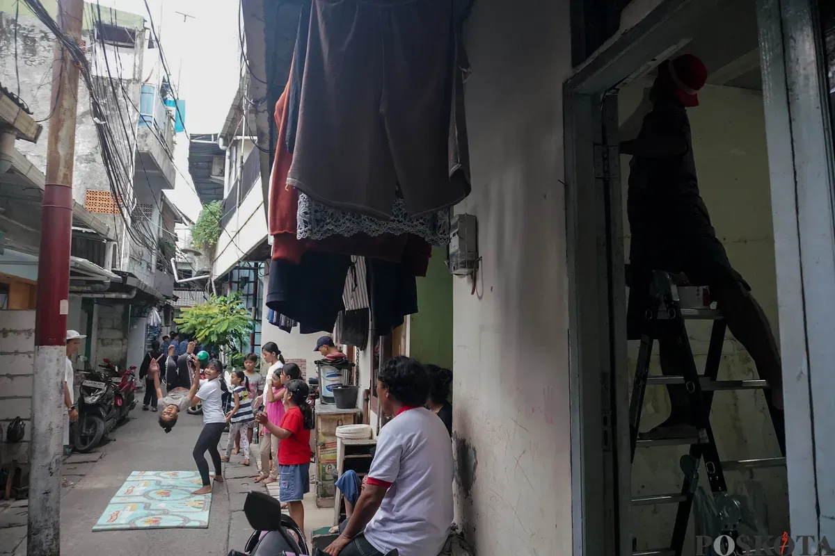 Di gang sempit itu, Indosalto menjadi bukti bahwa keterbatasan ruang tak pernah membatasi mimpi. (Sumber: Poskota/Bilal Nugraha Ginanjar)