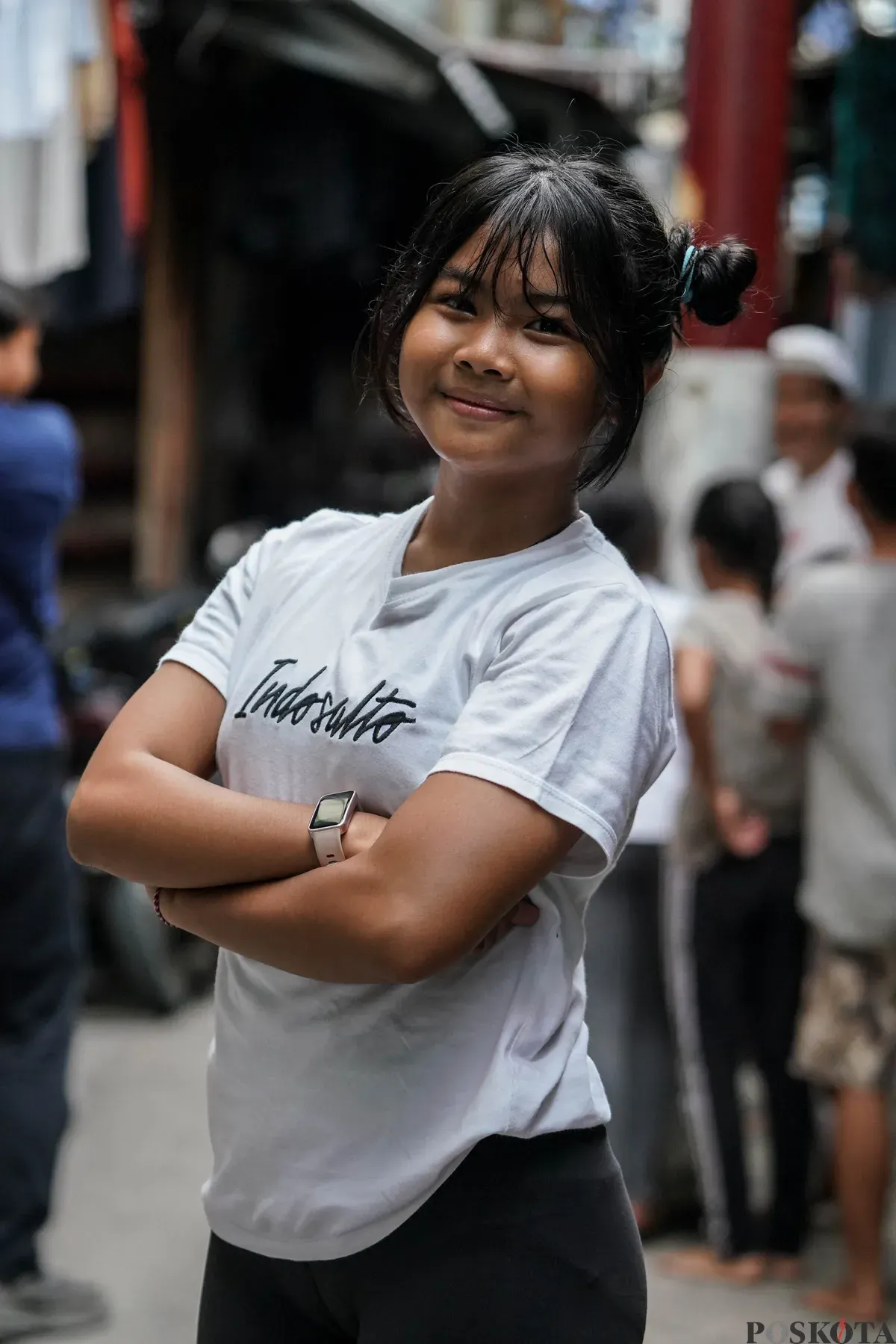 Kini, tempat gang sempit itu memberikan impian bagi anak-anak sekitar. Sebab, dua di antaranya yakni Karlina (13) dan Ketrin (9) berhasil meraih prestasi di tingkat nasional dari kategori akrobatik. (Sumber: Poskota/Bilal Nugraha Ginanjar)