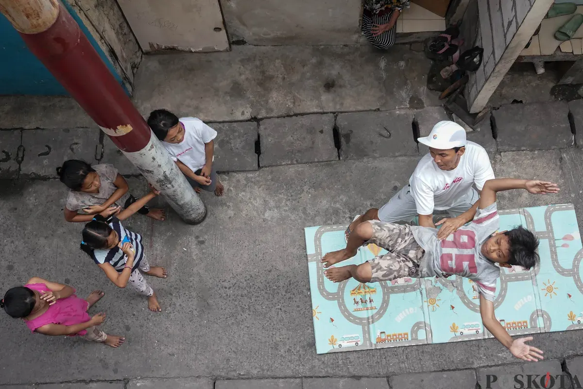 Semula, ia berlatih sendiri di rumah dan menarik perhatian anak-anak sekitar. (Sumber: Poskota/Bilal Nugraha Ginanjar)